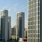 Gedung perkantoran high-rise dan apartemen yang membutuhkan sistem proteksi kebakaran.
