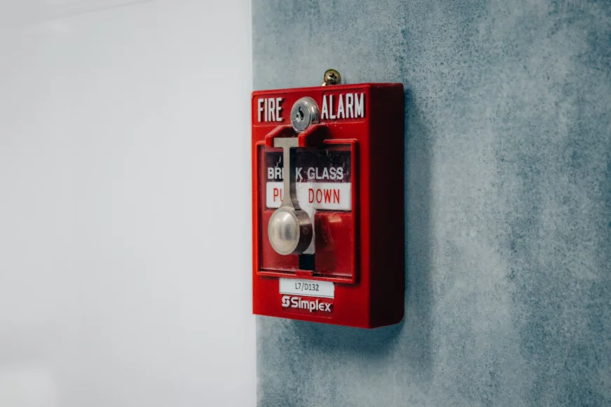 Perangkat manual call point fire alarm untuk deteksi kebakaran otomatis di gedung.