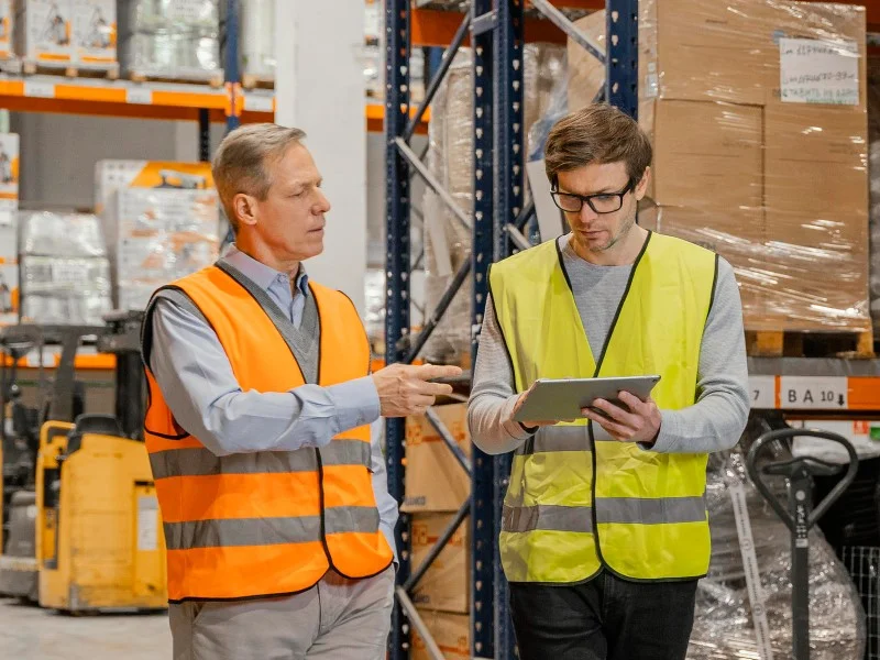 Ilustrasi konsultan fire protection Lumeshield melakukan audit dan asesmen sistem keselamatan gedung.